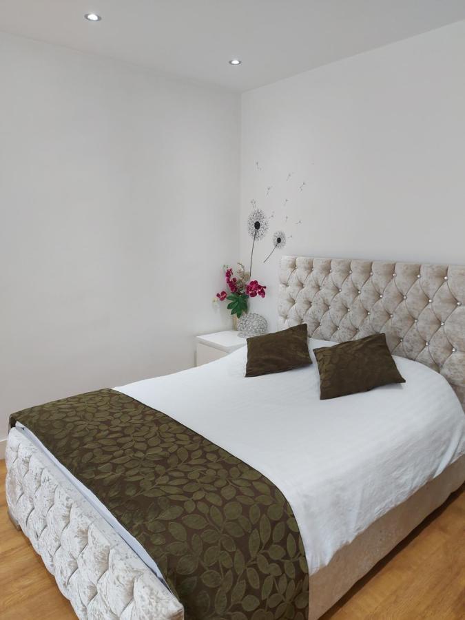 Lux Apartment In Gatwick クローリー エクステリア 写真