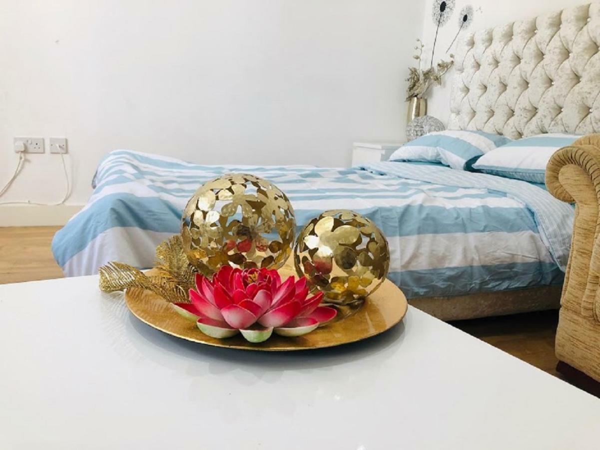 Lux Apartment In Gatwick クローリー エクステリア 写真