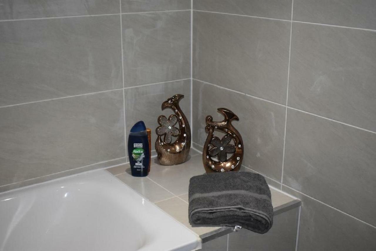 Lux Apartment In Gatwick クローリー エクステリア 写真